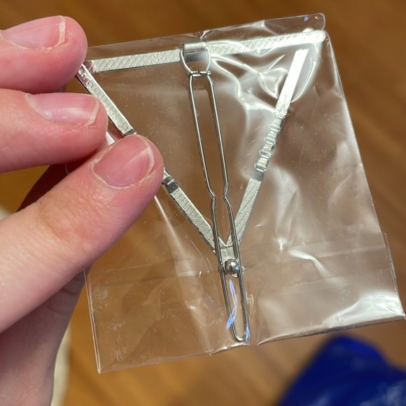 Hair clips-FREE with any purchase. - Picture 2 of 3